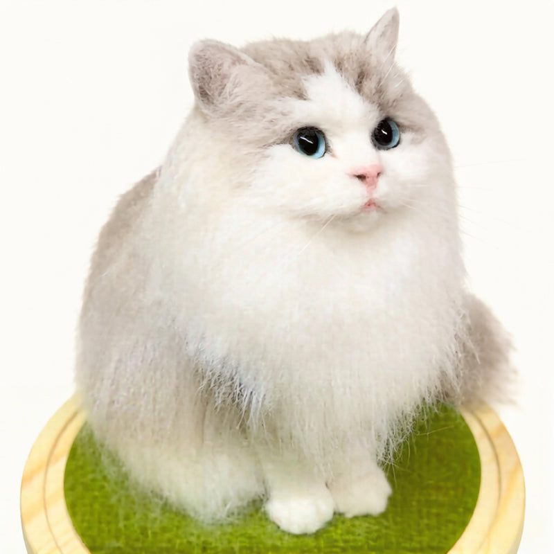 Close-up of handmade felted cat, detailed wool texture, realistic eyes, perfect gift for pet lovers
