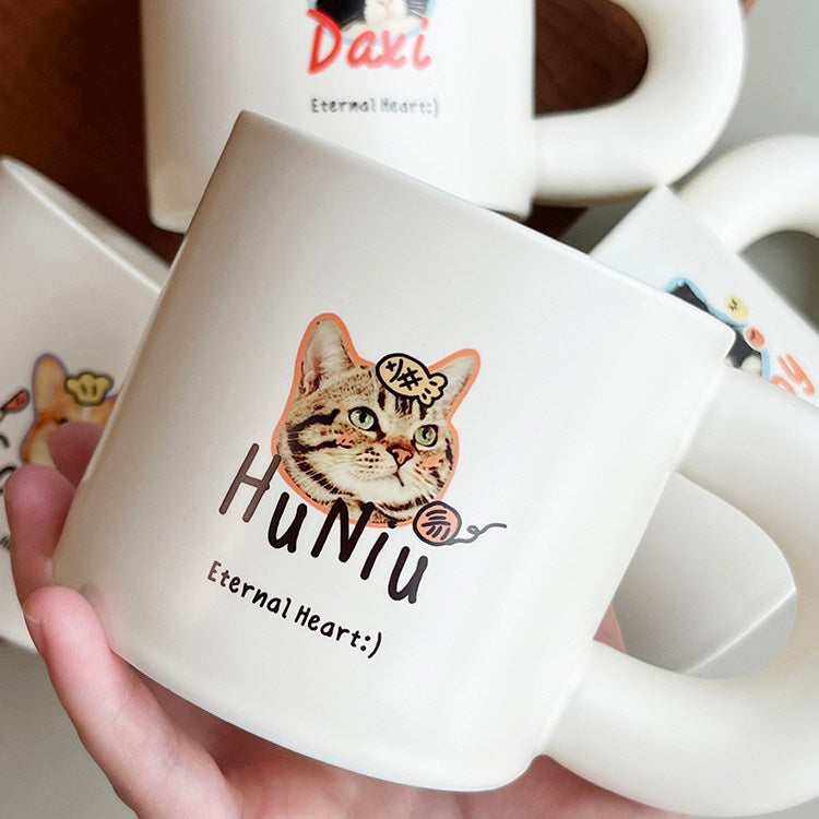 White ceramic cat mug featuring a tabby cat illustration and personalized name HuNiu, ideal for cat owners